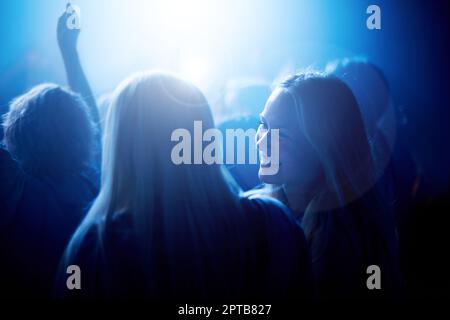 Cerchio d'oro - Vicino all'azione. una grande folla ad un concerto musicale Foto Stock