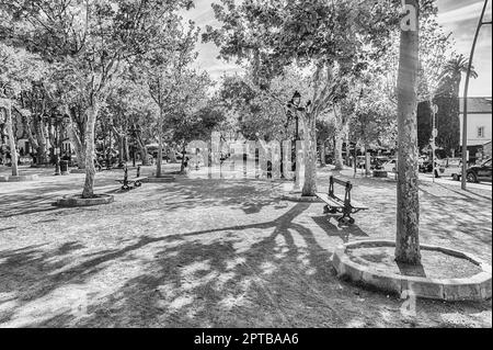 La panoramica Place des Lices a Saint-Tropez, Costa Azzurra, Francia. La piazza ospita sia un mercato provenzale che un parco giochi per le tipiche bocce Foto Stock