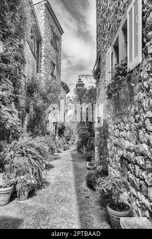 Passeggiate nelle pittoresche strade di Saint-Paul-de-Vence, Costa Azzurra, Francia. È una delle più antiche città medievali della Costa Azzurra Foto Stock