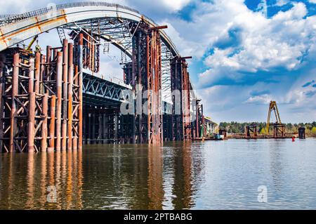 Struttura in cemento armato del ponte in costruzione. Foto Stock