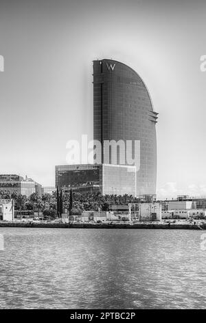 BARCELLONA - AGOSTO 10: Hotel W Barcelona, alias Hotel vela, progettato da Loredana Gengler e situato nel quartiere Barceloneta, sul lungomare di Barcelon Foto Stock