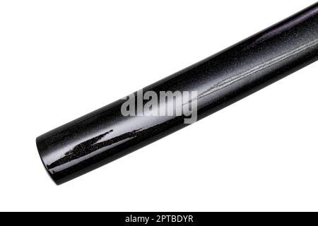 Primo piano di Saya - brillante scabbard nero stellato stile di un Katana - giapponese lunga spada isolata su sfondo bianco. Messa a fuoco selettiva. Foto Stock