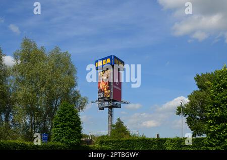 GRONINGEN, PAESI BASSI - 17 MAGGIO 2022: Stand con poster pubblicitari e cartello IKEA nel parco Foto Stock