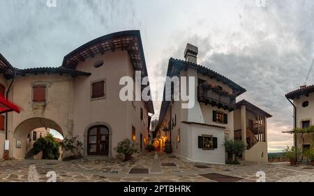 Una foto panoramica di un cortile / piazza nella città di Šmartno. Foto Stock