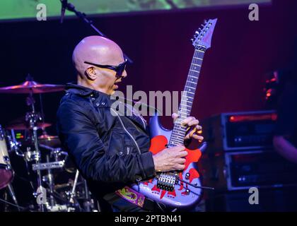 26 aprile 2023, Napoli, Italia: Joe Satriani al Teatro Augusteo di Napoli (Italia) 2 ore di concerto dal vivo con la sua band, Kenny AronoffÂ (batteria), Â Bryan BellerÂ (basso), andÂ Rai ThistlethwayteÂ (tastiere). Joe Satriani è una delle figure più prestigiose nella storia della musica rock, un vero pioniere, Oltre ad essere un esempio di stile per tutti coloro che sono stati ispirati da lui, Satriani è uno dei musicisti più acclamati al mondo, chitarrista americano, compositore, cantautore, candidato al Multiple Grammy Award, nato nell'era d'oro dei chitarristi, il 80s..nato a Long Island Foto Stock