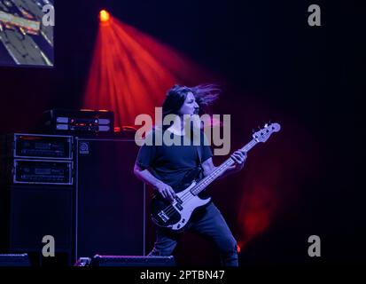 26 aprile 2023, Napoli, Italia: Joe Satriani al Teatro Augusteo di Napoli (Italia) 2 ore di concerto dal vivo con la sua band, Kenny AronoffÂ (batteria), Â Bryan BellerÂ (basso), andÂ Rai ThistlethwayteÂ (tastiere). Joe Satriani è una delle figure più prestigiose nella storia della musica rock, un vero pioniere, Oltre ad essere un esempio di stile per tutti coloro che sono stati ispirati da lui, Satriani è uno dei musicisti più acclamati al mondo, chitarrista americano, compositore, cantautore, candidato al Multiple Grammy Award, nato nell'era d'oro dei chitarristi, il 80s..nato a Long Island Foto Stock