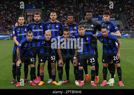 Milano, Italia. 26th Apr, 2023. Italia, Milano, apr 26 2023: Linea di partenza di FC Inter in campo centrale per foto di squadra durante la partita di calcio FC INTER vs JUVENTUS FC, SF 2nd tappa Coppa Italia 2022-2023 stadio San Siro (Foto di Fabrizio Andrea Bertani/Pacific Press) Credit: Pacific Press Media Production Corp./Alamy Live News Foto Stock