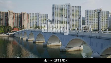 Sha Tin, Hong Kong 14 marzo 2021: Canale del fiume Shing Mun e edificio residenziale di hong kong Foto Stock