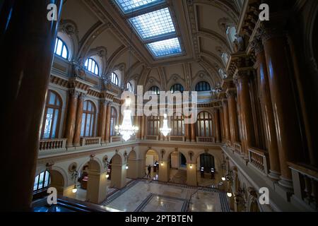 Bucarest, Romania. 27th Apr, 2023: La sala di marmo nella vecchia ala del Palazzo BNR può essere visto durante la terza edizione del Doors Open Days presso la Banca Nazionale di Romania (BNR), in occasione del 143rd° anniversario della sua fondazione, presso la sua sede centrale a Bucarest. Credit: Lucian Alecu/Alamy Live News Foto Stock