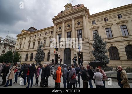 Bucarest, Romania. 27th aprile 2023: La vecchia ala del Palazzo BNR può essere vista durante la terza edizione dell'evento Doors Open Days presso la Banca Nazionale di Romania (BNR), che segna il 143rd° anniversario della sua fondazione, presso la sua sede centrale a Bucarest. Credit: Lucian Alecu/Alamy Live News Foto Stock