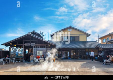 Beppu, Giappone - Novembre 25 2022: Steam Cooking Center a Beppu, i turisti hanno l'opportunità di cuocere i propri pasti al Jigokumushi Kobo vicino alla hel Foto Stock