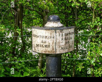 Segnale in ghisa sul canale di Trent e Mersey vicino a Stoke-on-Trent in Inghilterra che mostra la distanza da Shardlow e Preston Brook. Foto Stock