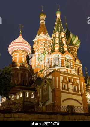 Mosca, Russia -14 luglio 2022. Visualizza St. Cattedrale di Basilio nella città di Mosca di notte dopo la pioggia Foto Stock