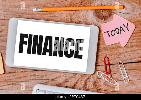 Testo di scrittura Finanza, Word per vendere il prodotto o il servizio ad un prezzo più basso per attrarre il telefono mobile del cliente con il messaggio importante sulla scrivania con em Foto Stock