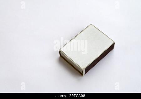 Cartone chiuso matchbox su uno sfondo bianco. Piatto minima dei laici. Vista da sopra con lo spazio di testo Foto Stock