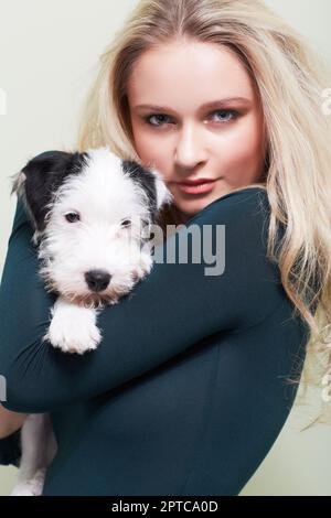 HES il mio migliore amico. Ritratto di una splendida giovane donna che tiene il suo adorabile cane Foto Stock