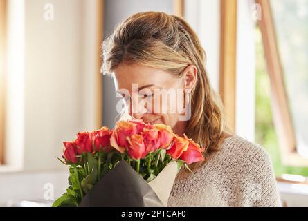 Donna matura, rose profumate e profumate in casa o a casa per il giorno di San Valentino, compleanno e celebrazione evento. Fiori, piante e bouquet floreale per Foto Stock