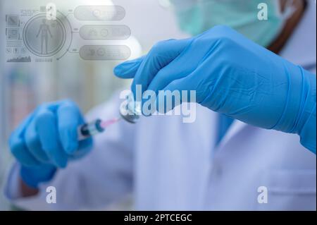 Il medico sta preparando un vaccino da mettere in booster sterili per l'uso in pazienti infettati dal virus pandemico. Foto Stock