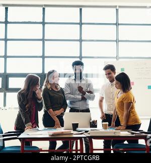 Le buone idee diventano grandi idee quando aggiungete il commercio. dipendenti creativi che si riuniscono in un ufficio moderno Foto Stock