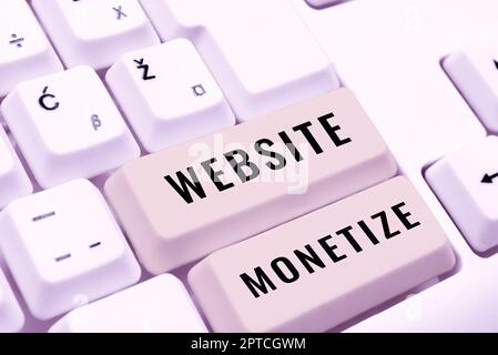 Scrittura visualizzazione di testo Sito web Monetizza, concetto che significa componente critico per proteggere e proteggere i siti web Woman Holding smartphone visualizzazione globale Foto Stock