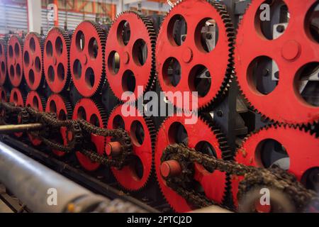 Macchina per stampaggio lamiere per tetti, macchina per stampaggio di grandi e lussuose macchine idrauliche per auto, produzione di metalli industriali, produzione elevata Foto Stock
