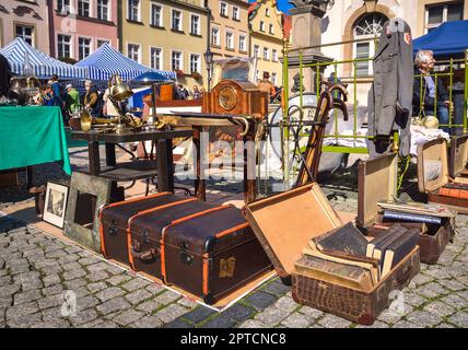 Jelenia Gora, Polonia - 27 settembre 2014: Uno dei più grandi mercati delle pulci in Polonia. Fiera dell'antiquariato che si tiene l'ultimo fine settimana di ogni anno a Jelenia Gora, Foto Stock