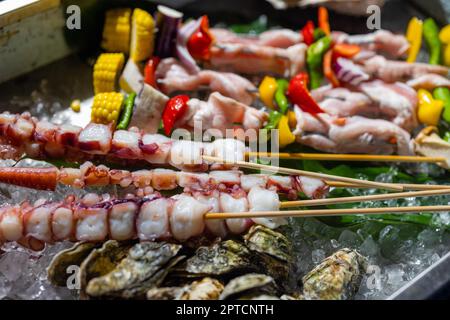 Pesce e verdure sugli spiedini Foto Stock