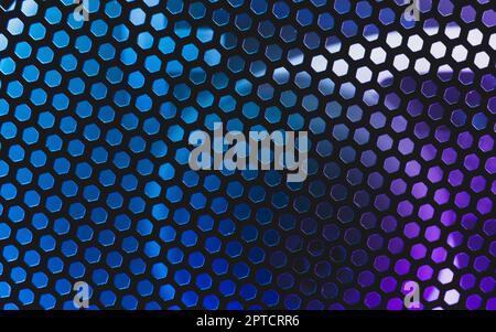 Le luci a LED brillano attraverso i fori della griglia di ventilazione del sistema di raffreddamento dell'aria del computer. Sfondo colorato e futuristico astratto Foto Stock