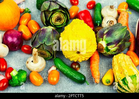 Assortimento di verdure fresche. Varietà di ingredienti vegetali crudi. Foto Stock