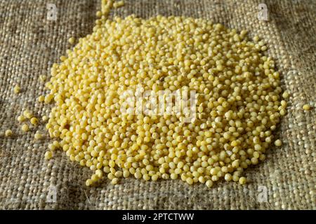 Ritaglio giallo su una foto orizzontale. Grano rotondo sulla tavola, raccolto di grano in aree rurali Foto Stock