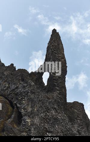 Formazione rocciosa torreggiante con scogliere vulcaniche appuntite in Islanda Foto Stock