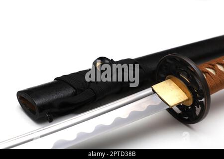 Raccordo giapponese in acciaio spada e corda marrone con scabbard nero isolato su sfondo bianco. Foto Stock