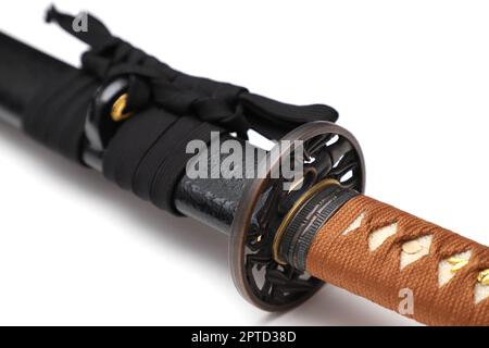 Raccordo giapponese in acciaio spada e corda marrone con scabbard nero isolato su sfondo bianco. Foto Stock