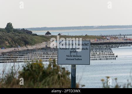 Cartello bianco con iscrizione in tedesco - attenzione alle scogliere sul Mar Baltico sulle Darss Foto Stock