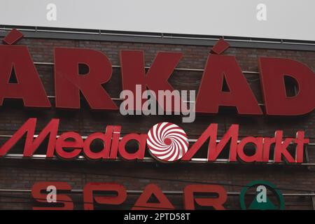 Immagine di un cartello con il logo di Mediamarkt sul negozio principale di Szeged, Ungheria. MediaMarkt è una catena multinazionale tedesca di negozi che vendono co Foto Stock