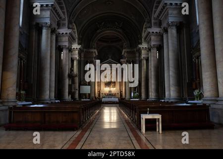 Immagine dell'interno della chiesa di sant'antonio da padova di Arad, Romania. St La chiesa di Antonio da Padova è una chiesa cattolica situata al 96A° piano Foto Stock