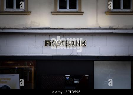 Immagine di un segno con il logo della First Bank a Timisoara, Romania. First Bank è una banca rumena, di proprietà e gestita dalla società di investimento statunitense J.C. Flo Foto Stock