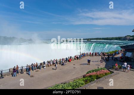 Cascate del Niagara, ONTARIO, Canada - 30 giugno 2022: Turisti in visita alle cascate del Niagara, ONTARIO, Canada. Foto Stock