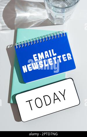 Scrittura a mano segno e-mail Newsletter, Word per dare ai dipendenti le informazioni di cui hanno bisogno per avere successo Foto Stock