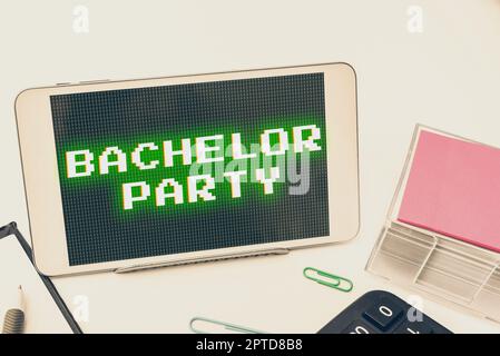 Scrittura visualizzazione testo Bachelor Party, foto concettuale progettato per aiutare il creditore a ottenere il bene del debitore messaggi importanti Tablet on Des Foto Stock