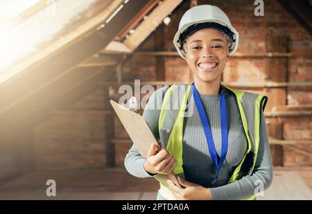 Ingegneria, lista di controllo ed elettricista nel seminterrato della casa per ispezione, manutenzione o servizi elettrici. Tecnico, sorridere e donna felice check in Foto Stock