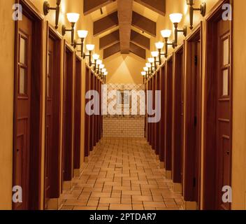 Il bagno era bellissimo, con un lungo corridoio di bancarelle e luci, con un soffitto a travi al Paris Las Vegas Hotel and Casino, a Las Vegas, Nevada USA. Foto Stock