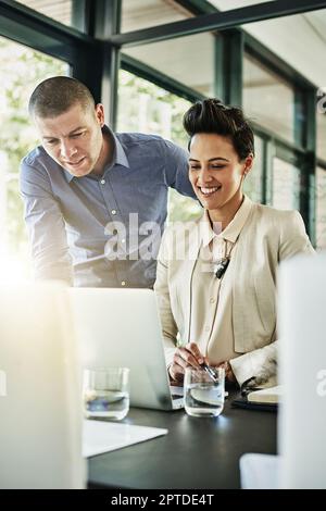 Ottenere una seconda opinione. due colleghi si riuniscono nel loro ufficio Foto Stock