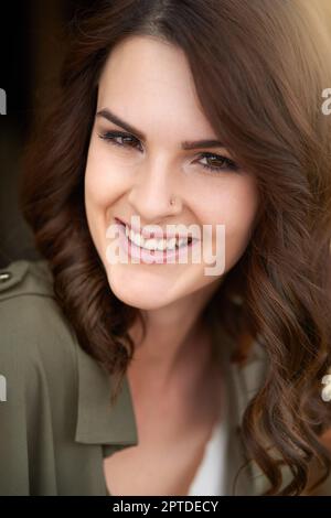 Lasciare che la sua fiducia brillano attraverso. Ritratto di una bella giovane donna sorridente con fiducia Foto Stock