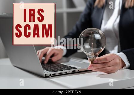Ispirazione mostrando segno truffa IRS, approccio aziendale ha preso di mira i contribuenti fingendo di essere un servizio di reddito interno Foto Stock