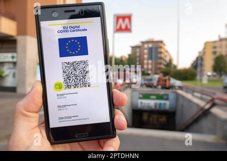 Donna che mostra su smartphone EU Digital Covid Certificate Green Pass con codice quad. Sfondo sotterraneo. Foto Stock