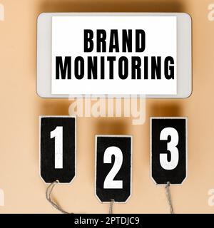 Cartello di testo che mostra il monitoraggio del marchio, processo di panoramica aziendale per monitorare proattivamente la reputazione del marchio Foto Stock