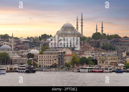 Istanbul, Turchia - 25 agosto 2022: Vista della città di Istanbul dal Ponte Galata a Eminonu, affacciato sul Corno d'Oro, con traghetti, terminal dei traghetti e su Foto Stock