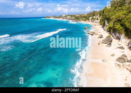 Vista aerea della spiaggia di Bingin a Bali, Indonesia Foto Stock