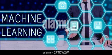 Scrittura a mano di testo apprendimento automatico, foto concettuale il concetto che un computer può imparare nuovi dati in se stesso Foto Stock